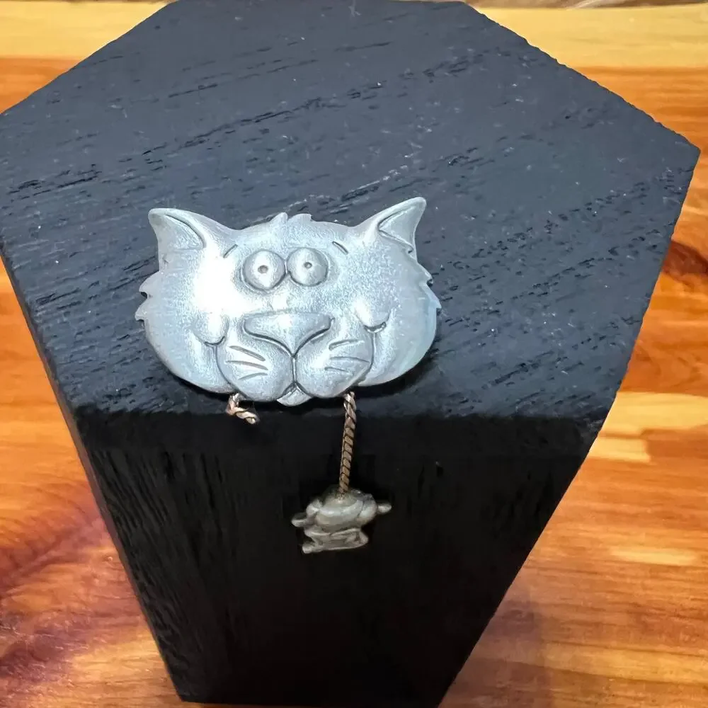 JJ Jonette Jewelry Cat Head Dangling Mouse Pin Brooch Pewter Silver Tone‎ VTG 2”